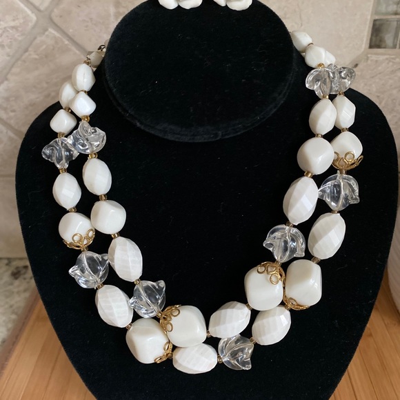 VINTAGE LUCITE ACRYLIC NECKLACE WITH EARRINGS - Picture 3 of 15